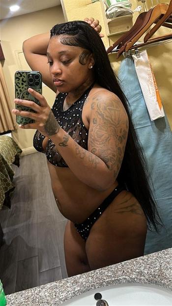 Yanni, 26  female escort, Denton